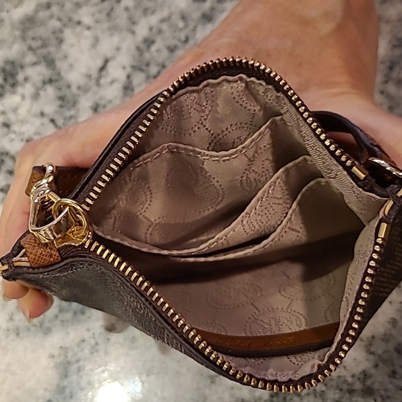 Michael Kors Authentic, Vintage 2 piece set Crossbody Bag, and wristlet. - Picture 12 of 15